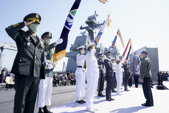 문재인 대통령이 1일 경북 포항 영일만 해상 마라도함에서 열린 제73주년 국군의 날 기념식에서 우수부대로 선정된 육군 제51보병사단, 해병 1사단, 해군 군수사령부, 공군 제17전투비행단, 국군체육부대에 표창을 수여하고 경례하고있다. 연합뉴스